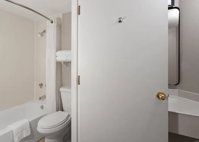 Days & By Wyndham 2* Arlington Heights